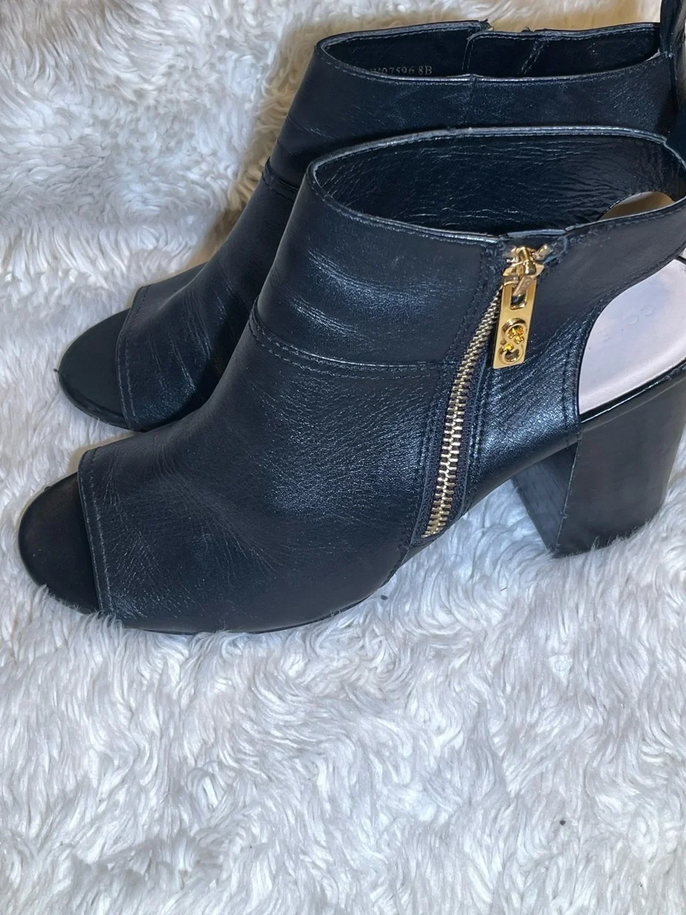 Cole haan women’s Black Open-Toe Leather Sandals size 8